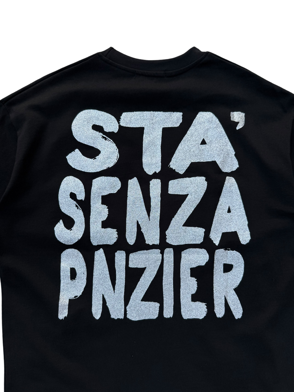 T-Shirt BoxyFit Scritta Retro “STA’ SENZA PNZIER” argentata brillantinata