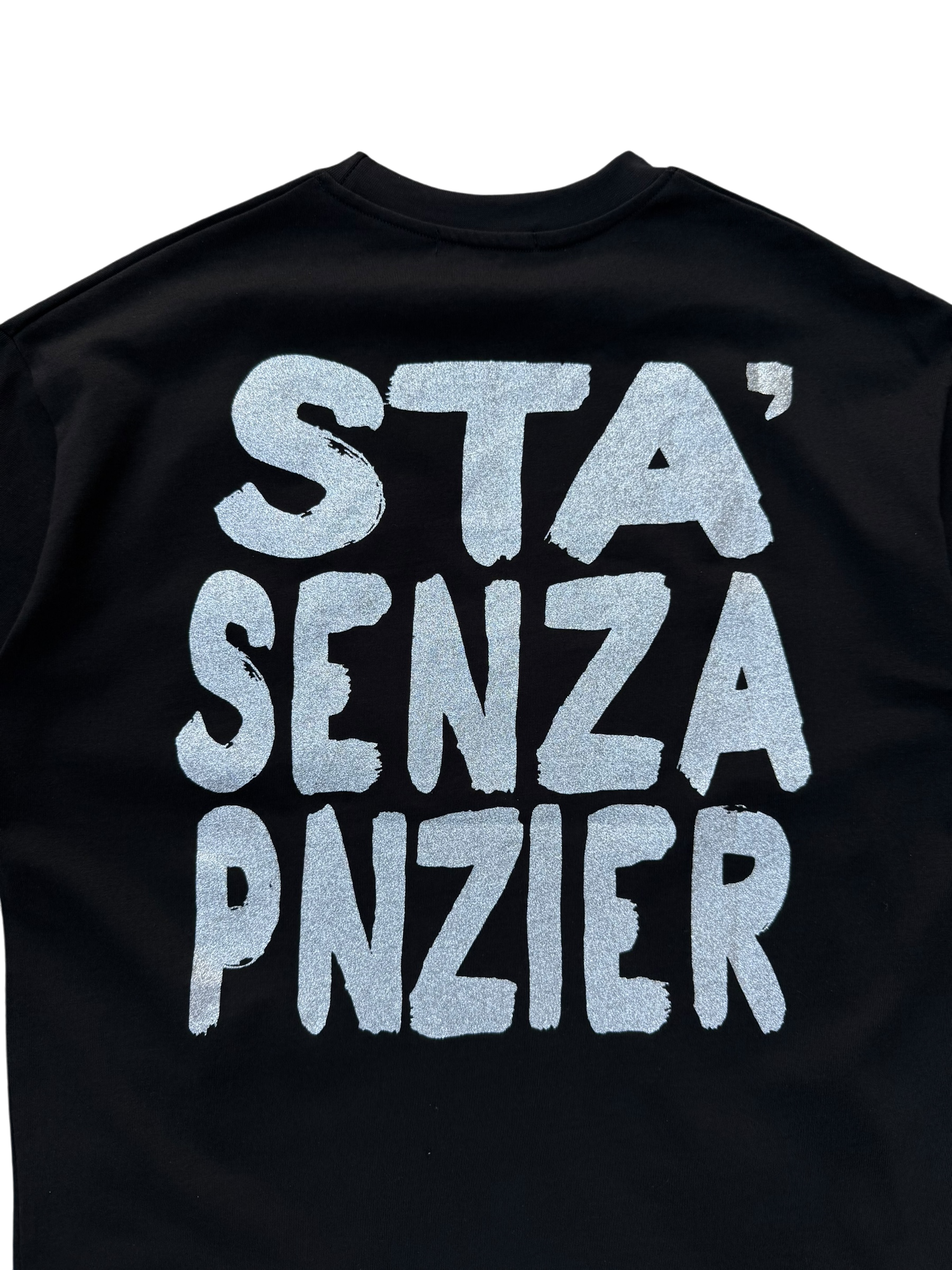 T-Shirt BoxyFit Scritta Retro “STA’ SENZA PNZIER” argentata brillantinata
