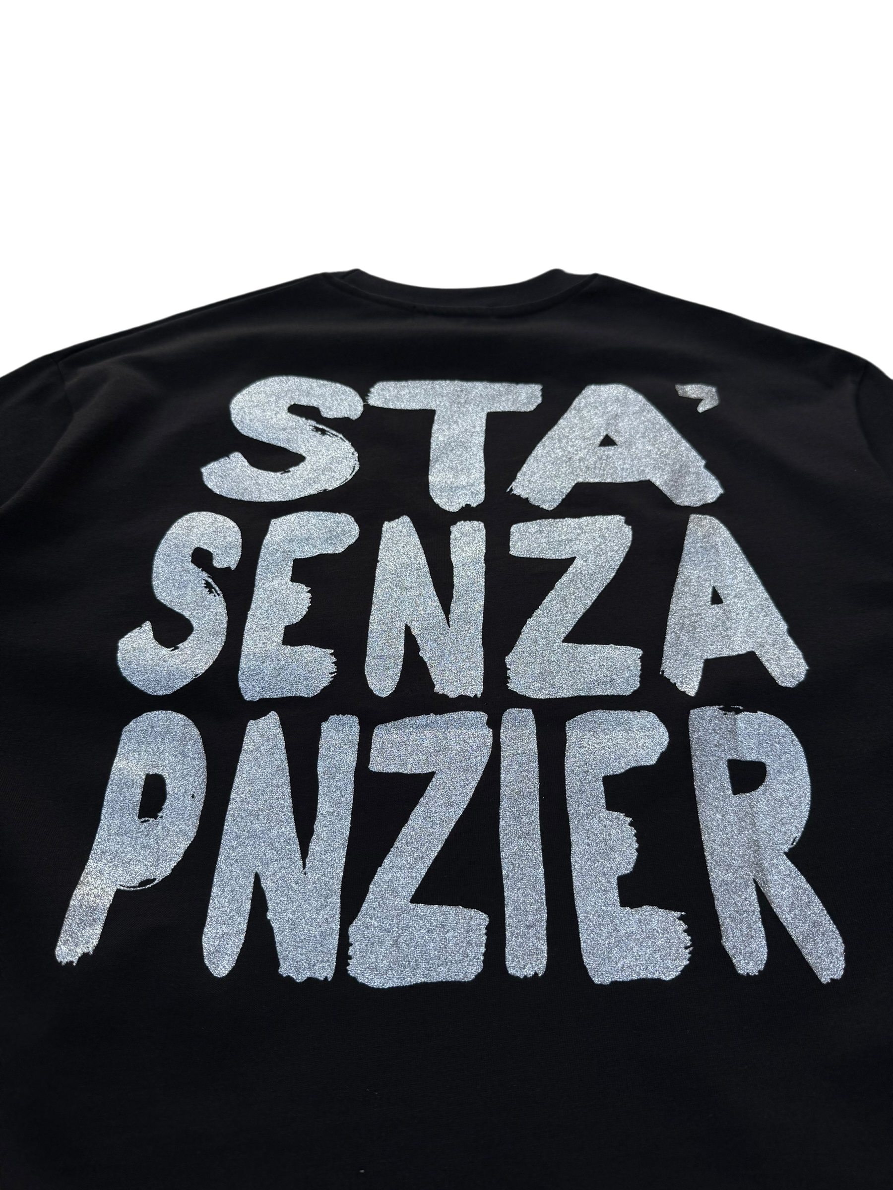T-Shirt BoxyFit Scritta Retro “STA’ SENZA PNZIER” argentata brillantinata