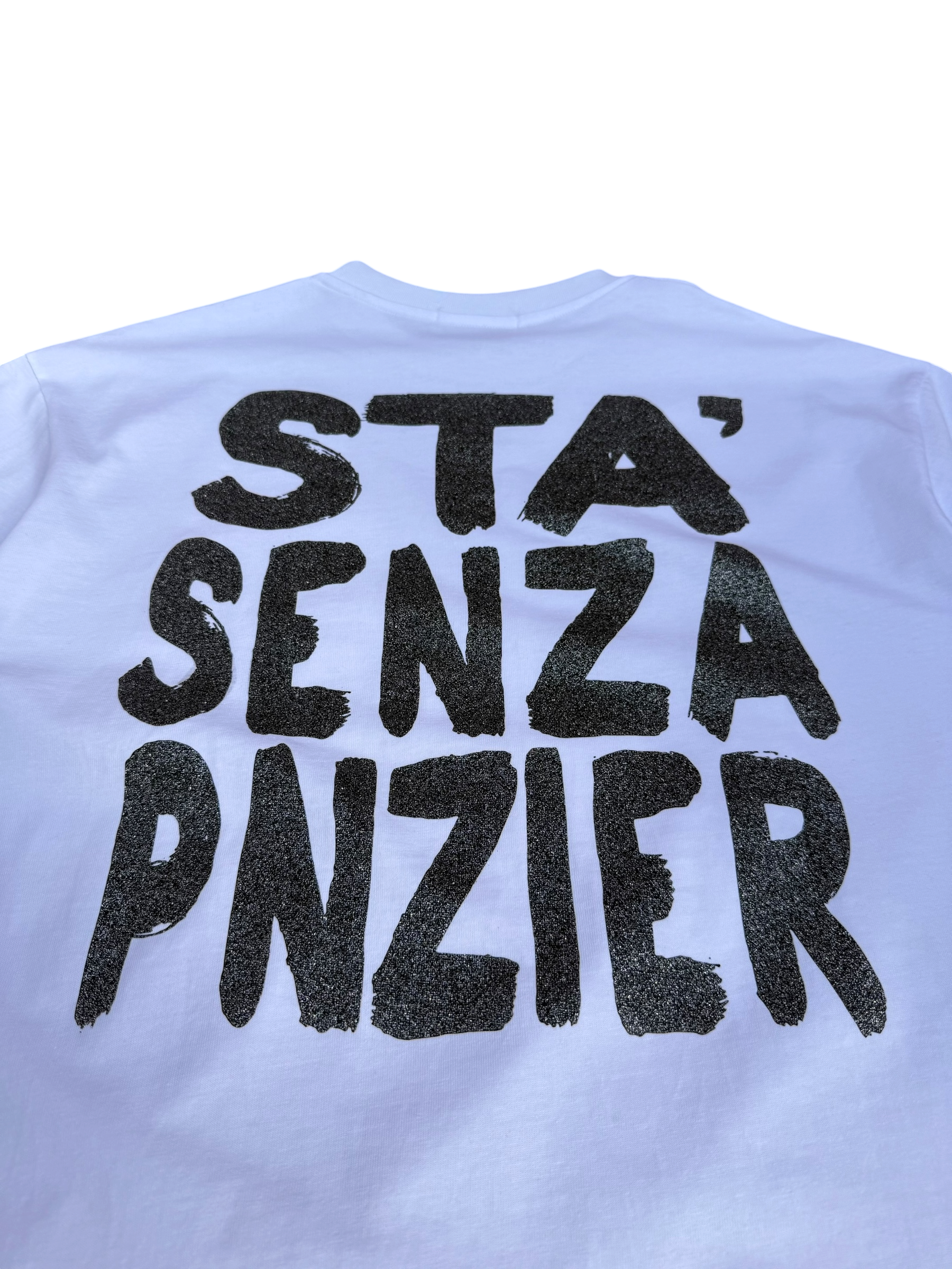 T-Shirt BoxyFit Scritta Retro “STA SENZA PNZIER” argentata brillantinata