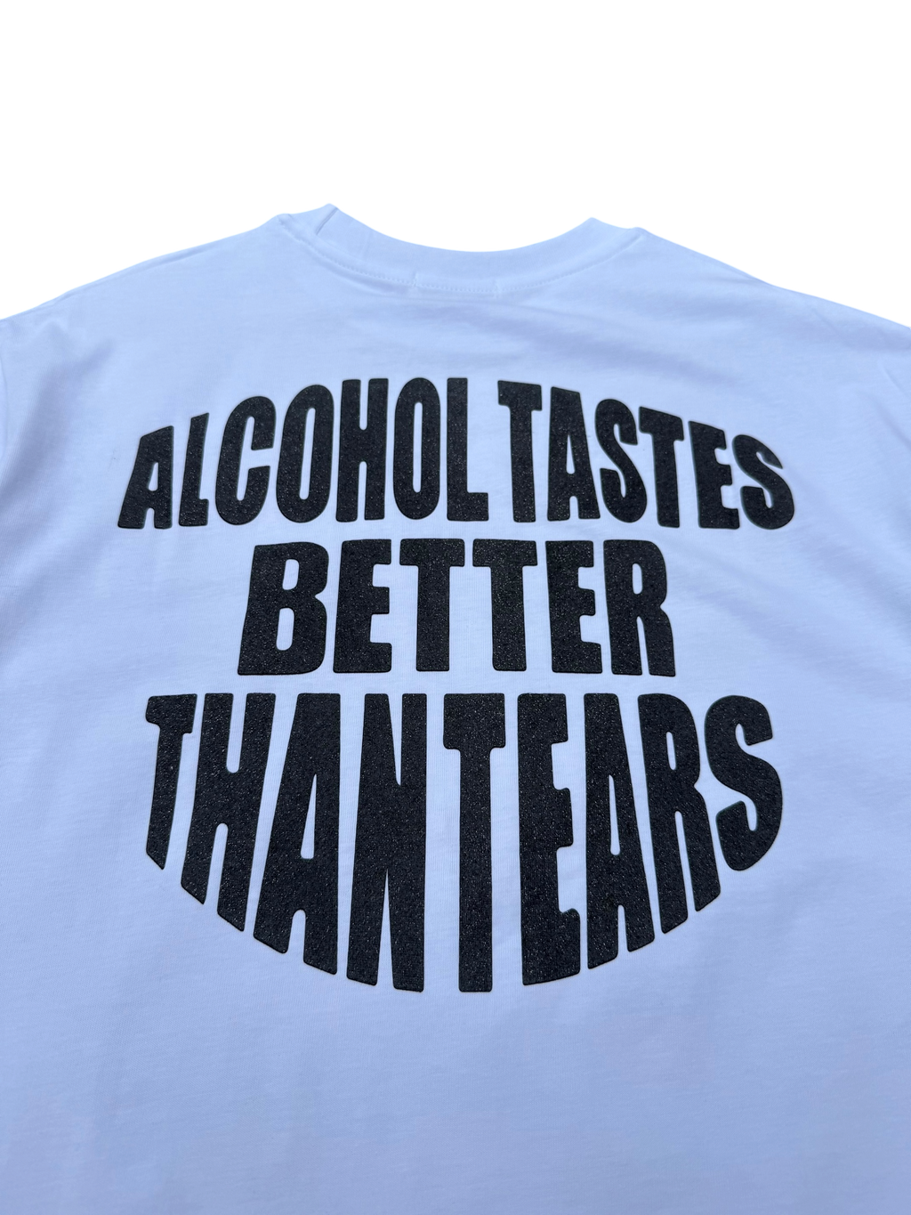 T-Shirt BoxyFit Scritta Retro "ALCOHOL TASTES BETTER THAN TEARS " Nera Brillantinata