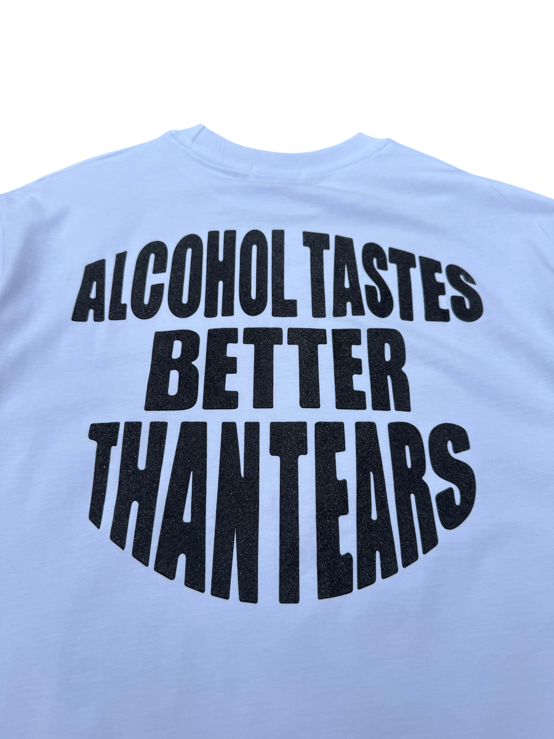 T-Shirt BoxyFit Scritta Retro "ALCOHOL TASTES BETTER THAN TEARS " Nera Brillantinata