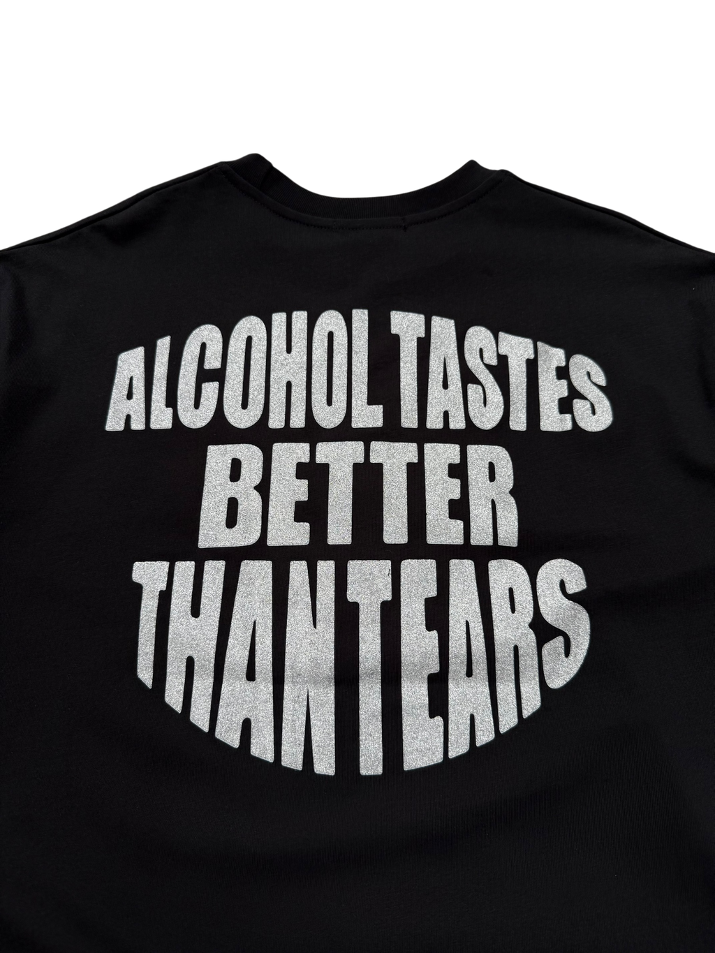 T-Shirt Boxyfit Scritta Retro "ALCOHOL TASTES BETTER THAN TEARS" Argentata Brillantinata