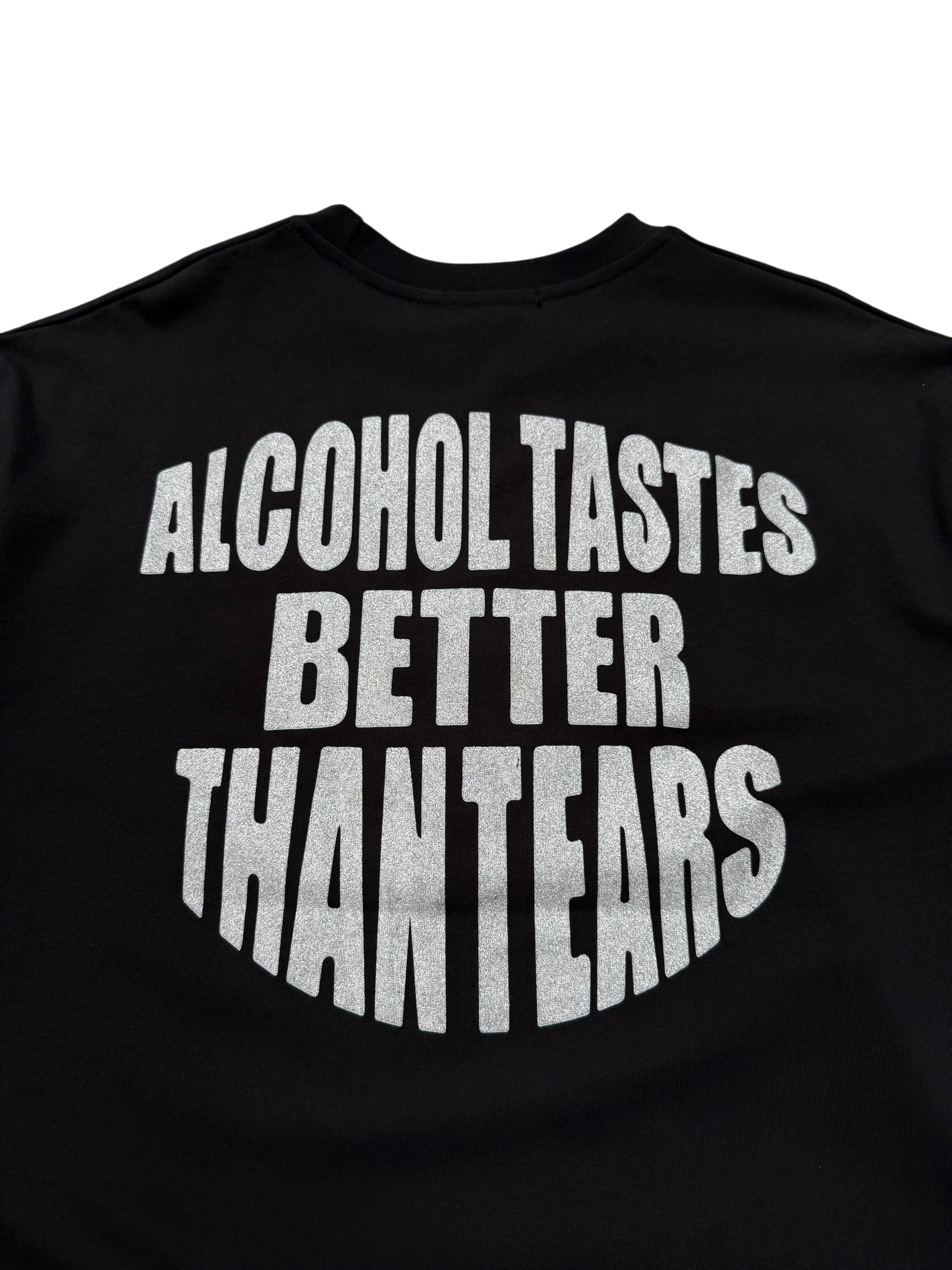 T-Shirt Boxyfit Scritta Retro "ALCOHOL TASTES BETTER THAN TEARS" Argentata Brillantinata