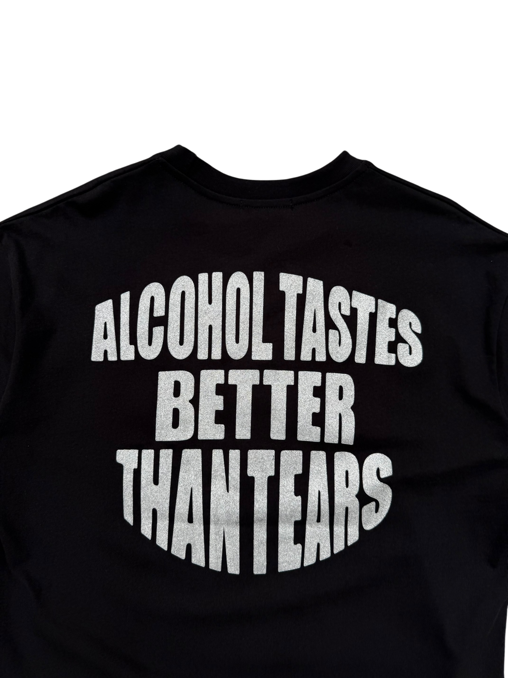 T-Shirt Boxyfit Scritta Retro "ALCOHOL TASTES BETTER THAN TEARS" Argentata Brillantinata