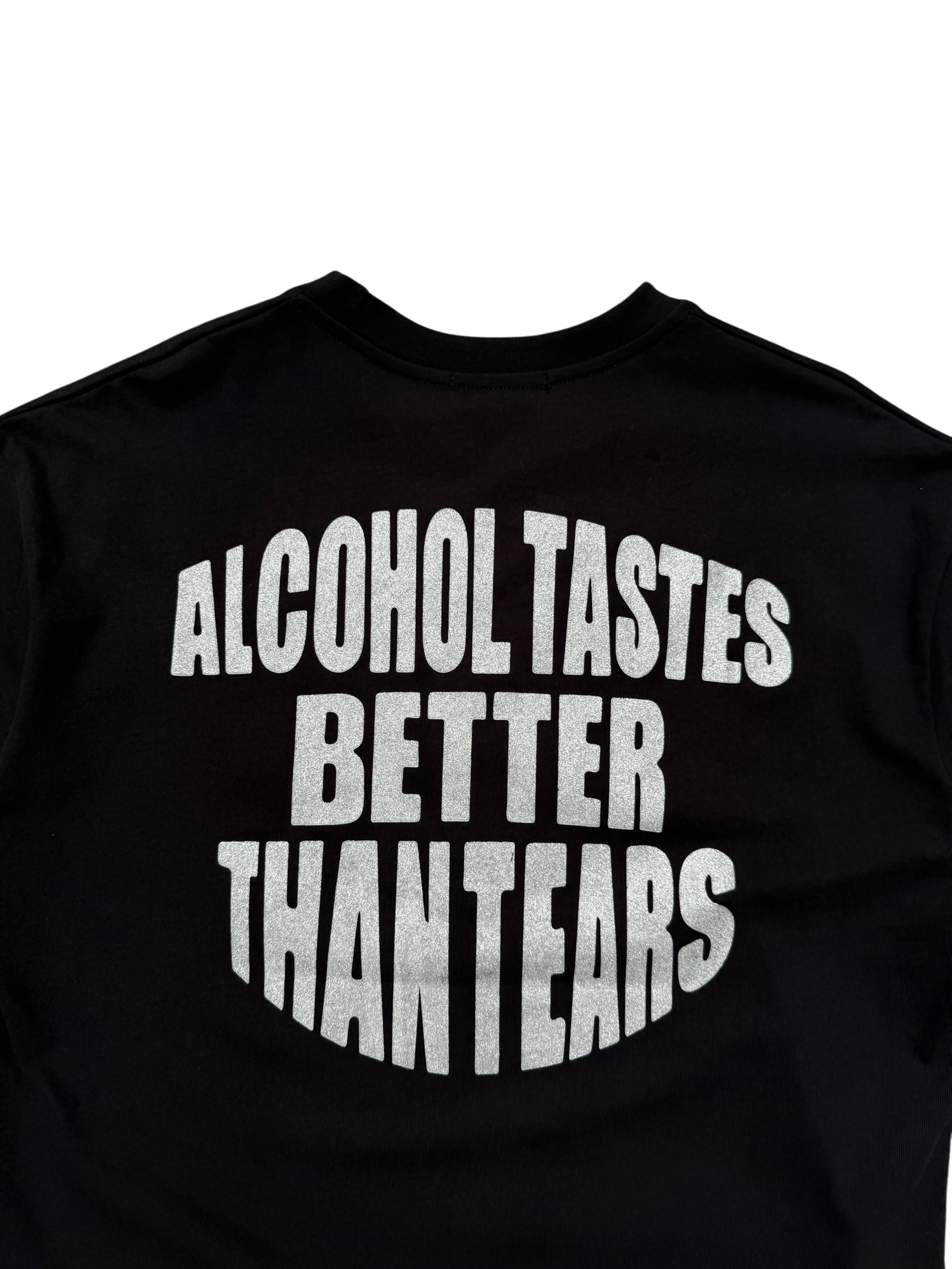 T-Shirt Boxyfit Scritta Retro "ALCOHOL TASTES BETTER THAN TEARS" Argentata Brillantinata